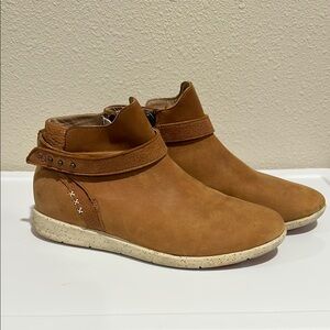 Superfeet Tan Ankle Klogs Boots with Strap Detail